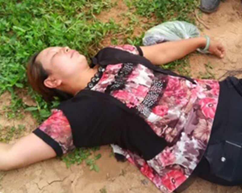 2015年7月1日，全村800名村民阻止開發商施工，多名村民被警察打致倒地受傷。(相片由目擊者提供)