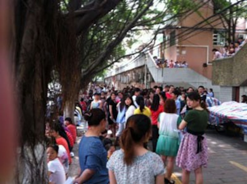 图片：广州村田电源厂千人罢工（中国茉莉花革命网）