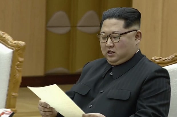 사진은 김정은 위원장이 문재인 대통령의 친서를 읽는 모습. 