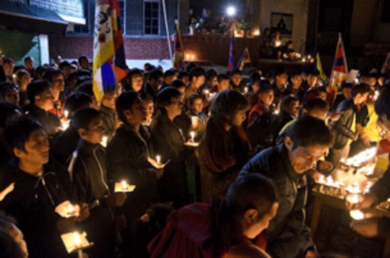 图片:达兰萨拉僧俗藏人为自焚者供灯祈福。(记者丹珍拍摄)