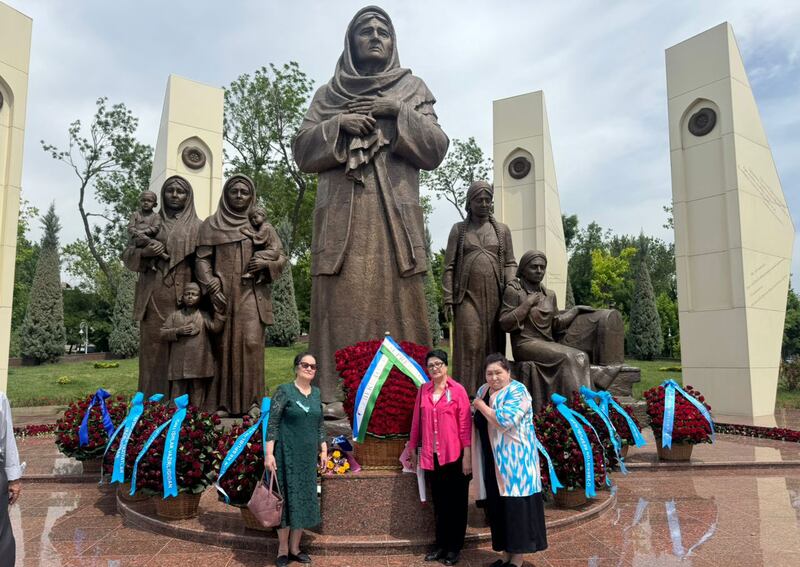 ناتسىستلار گېرمانىيەسىگە قارشى ئۇرۇشتا قۇربان بولغان قېرىنداشلىرىنى خاتىرىلەپ، خىزمەت كۆرسەتكەنلەرگە ھۆرمەت بىلدۈرۈپ ئۆتكۈزۈلگەن پائالىيەتتىن كۆرۈنۈش. 2024-يىلى 9-ماي، تاشكەنت.