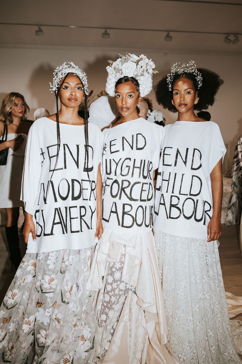 شىۋېتسىيەدىكى ياش خىتاي كىيىم لايىھەلىگۈچى لۇئىس شىن(Louise Xin) نىڭ ئۇيغۇر ئىرقىي قىرغىنچىلىقى ۋە مەجبۇرىي ئەمگىكىنى توختىتىشنى چاقىرىق قىلغان «مېنىڭ بىر تىلىكىم بار-يېڭى باشلىنىش» تېمىسىدىكى مودا كۆرگەزمىسىدىكى مودېللار. 2022-يىلى 3-سېنتەبىر، سىتوكھولم، شىۋېتسىيە.