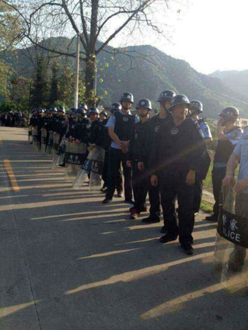 2015年4月14日,近400名警察在大營村內鎮壓堵塞路口的村民。(相片由目擊者提供)