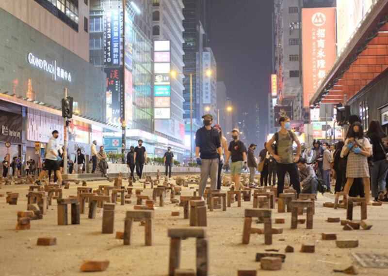2019年11月14日，晚上在旺角有示威者在彌敦道擺設路障。（劉少風 攝）