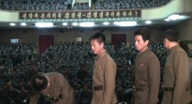 북한 인민군 최고사령부가 최근 중대성명을 발표한 지 이틀 만에 150여만 명이 자원입대 의사를 나타냈다고 김정은 국방위원회 제1위원장이 밝혔다. 김 제1위원장은 일꾼들과 근로청년들, 학생들에게 지난 27일 보낸 감사문에서 "(중대성명 발표 후) 이틀 동안에 전국적으로 150여만명에 달하는 일꾼들과 근로청년들, 대학 고급중학교 학생들이 인민군대에 입대와 복대를 열렬히 탄원하였다"라고 밝혔다고 북한 언론들이 지난달 28일 보도했다. 