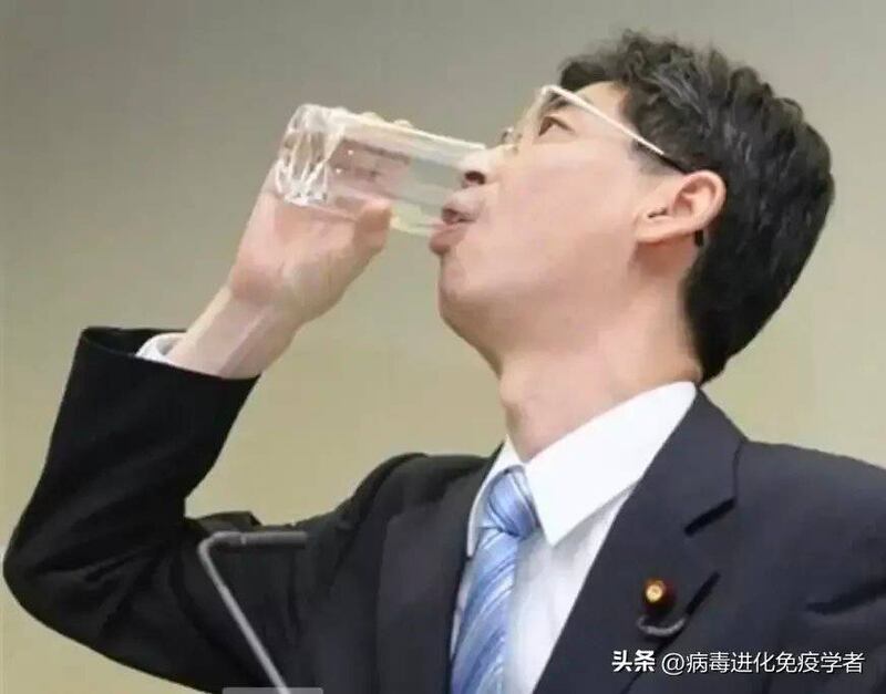 博客挪用前日本官員園田康博2011年飲福島水的新聞照片造假,這是做假新聞的慣用伎倆。(微博截圖)
