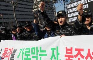 21일 오전 서울시 영등포구 국회의사당 앞에서 북한인권법 제정을 위해 탈북자 단체 회원들이 북한인권법 제정을 촉구하는 기자회견을 열고 구호를 외치고 있다.