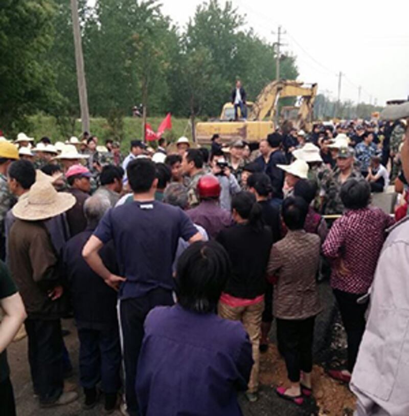 2015年4月29日，浙江省杭州市富陽區五星村，遭數百警察入村強徵土地，上百村民到工地上阻止。(村民攝)