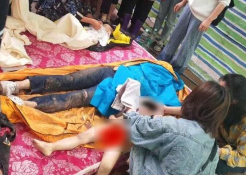 慘劇發生後，親友找到母子三人的遺體，悲痛欲絕。（知情人提供 / 2020年5月25日）