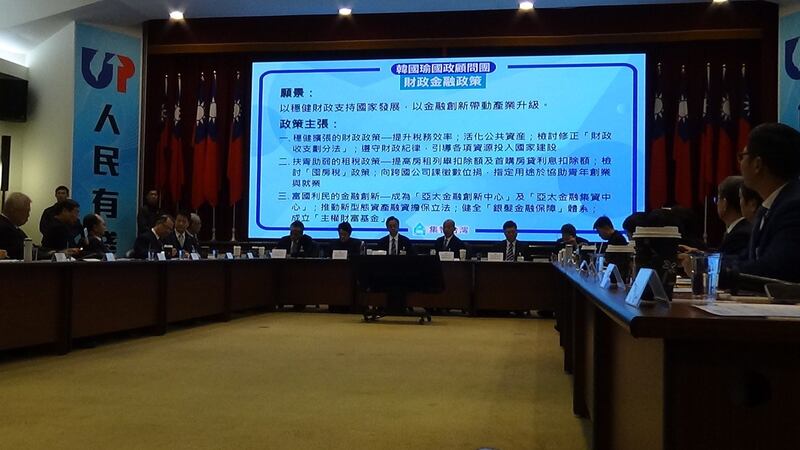 台湾的国民党总统候选人韩国瑜和他的国政顾问团29日发表当选后各项政策。（记者夏小华摄）