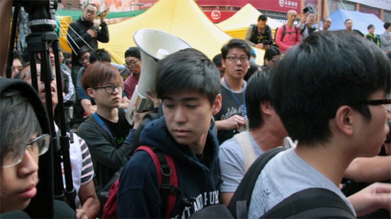 2014年11月26日，學聯副秘書長岑敖暉早上到旺角佔領區，他被捕前表示願意承擔因佔領產生的法律責任。（目擊者攝）