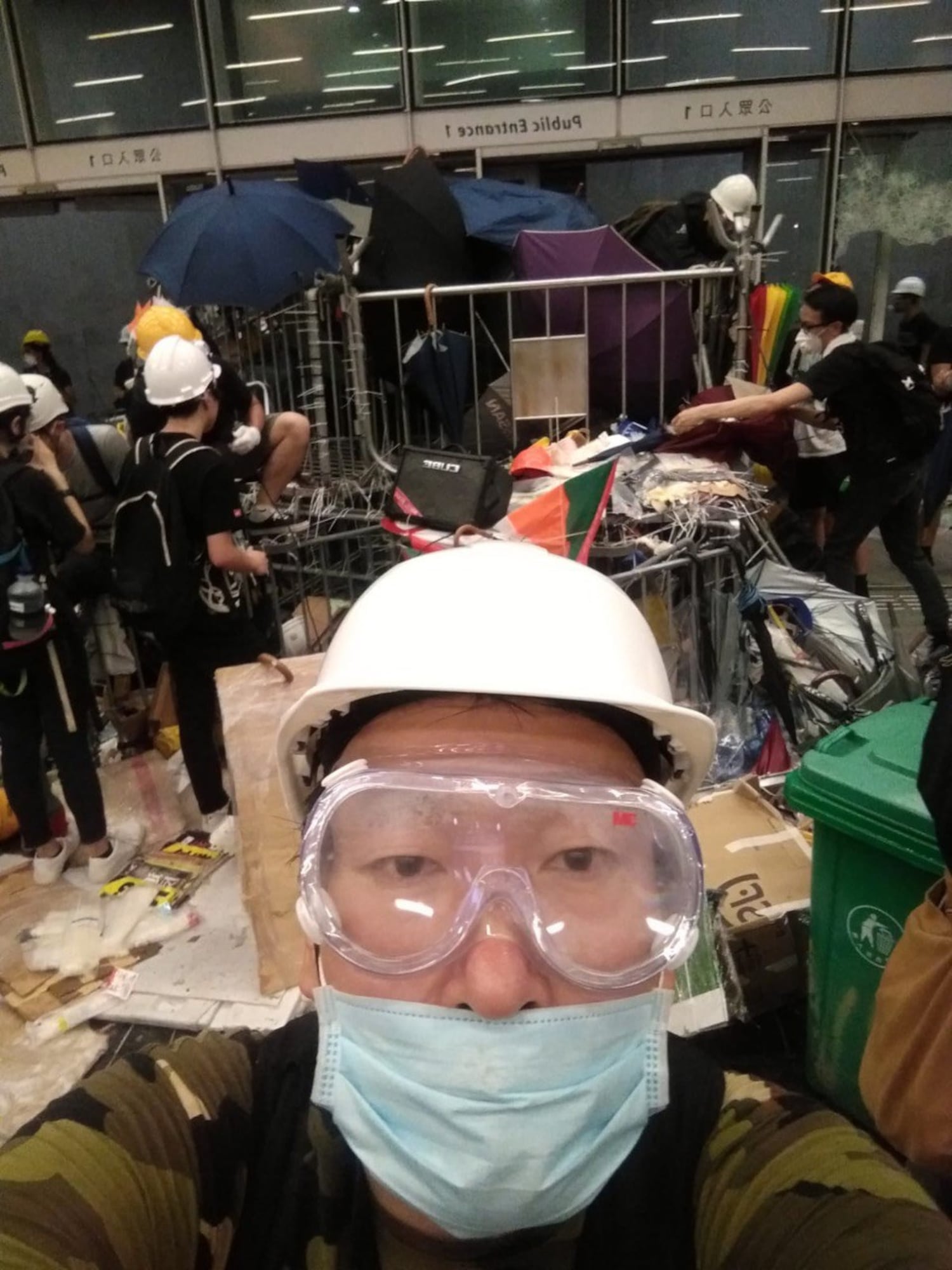 张文自拍参与七一香港示威者冲进立法会行动。(张文提供)