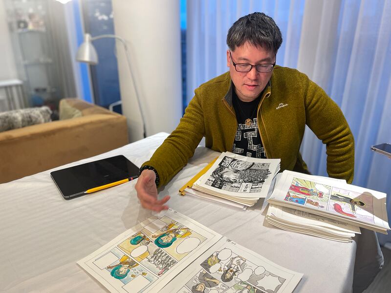 Ian形容自己不願忘記2019年的記憶，遂以漫畫故事記下自己的感受、討厭不公義的感覺，將個人感情注入漫畫角色中。（胡彗藍 攝）