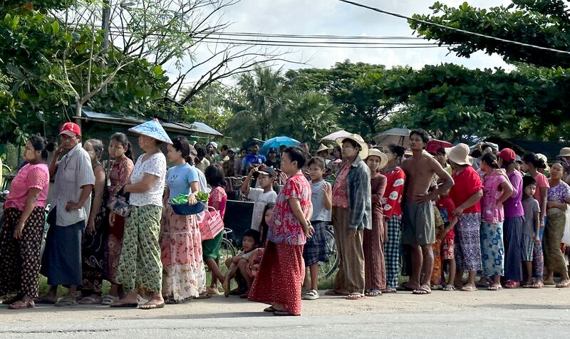 ရန်ကုန်တိုင်း ဒလမြို့နယ် ဒလ-တွံ့တေးလမ်းပေါ်မှာ ဆန်တစ်ပြည်ကို ၂၅၀၀ ကျပ်နှုန်းနှင့် ရောင်းပေးနေသည့်နေရာမှာ တန်းစီဝယ်ယူနေကြသည့် မြို့ခံများအား ၂၀၂၃ ခုနှစ် စက်တင်ဘာလ ၂၂ ရက်နေ့က မြင့်တွေ့ရစဉ်။ Photo : RFA