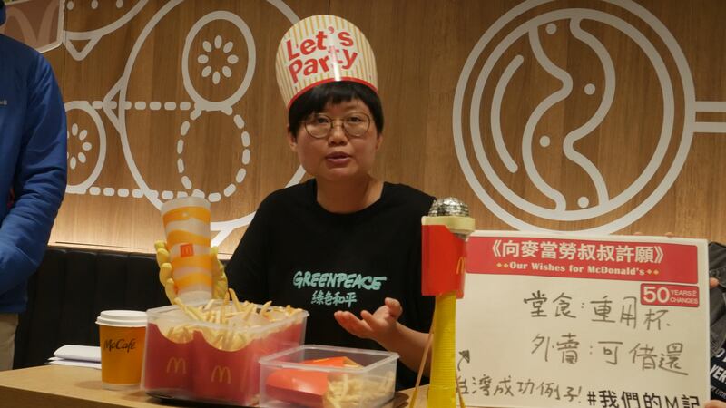 綠色和平希望香港麥當勞借鑒台灣例子引入重用杯。（衛斯攝）