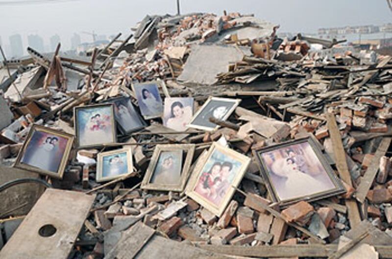 王喜灝的房屋被突然拆卸，屋內財物來不及收拾，凌亂散在瓦礫中。(照片來自拆遷戶)