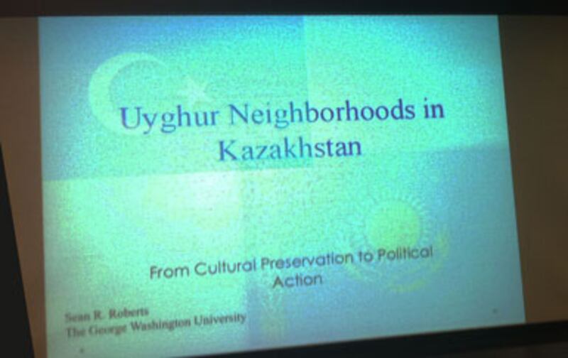 ئۇيغۇرشۇناس سېئان روبېرت قازاقىستاندىكى ئۇيغۇر جامائىتى ھەققىدە لېكسىيە بەردى. 2012-يىلى 16-ماي، ۋاشىنگتون.