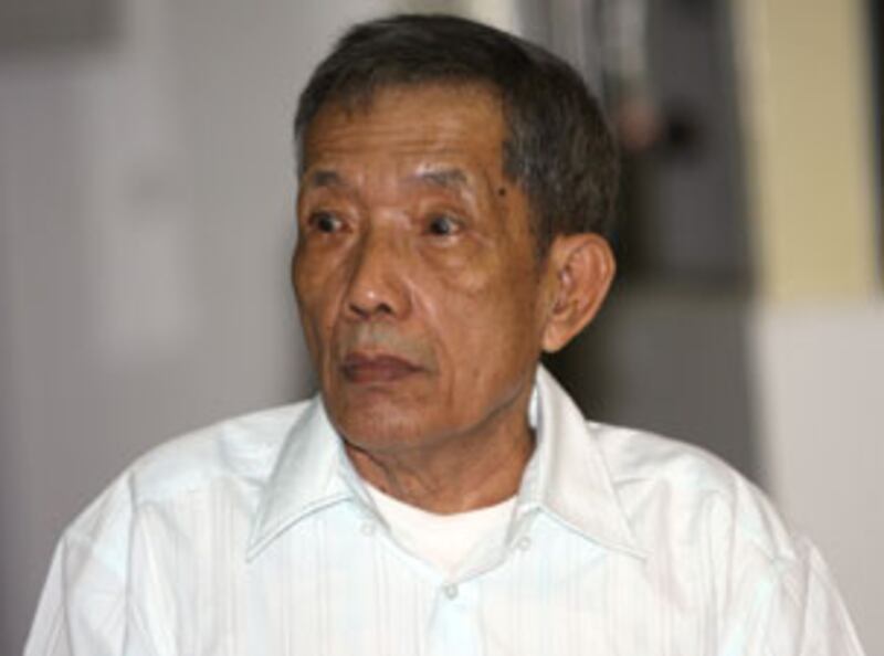 កាំង ហ្កេកអ៊ាវ ហៅ ឌុច បង្ហាញ​ខ្លួន​ក្នុង​សវនាការ​ថ្ងៃ​ទី​៣០ ខែ​មីនា ២០០៩ នៅ​សាលាក្ដី​ខ្មែរ​ក្រហម​ក្នុង​ទីក្រុង​ភ្នំពេញ។