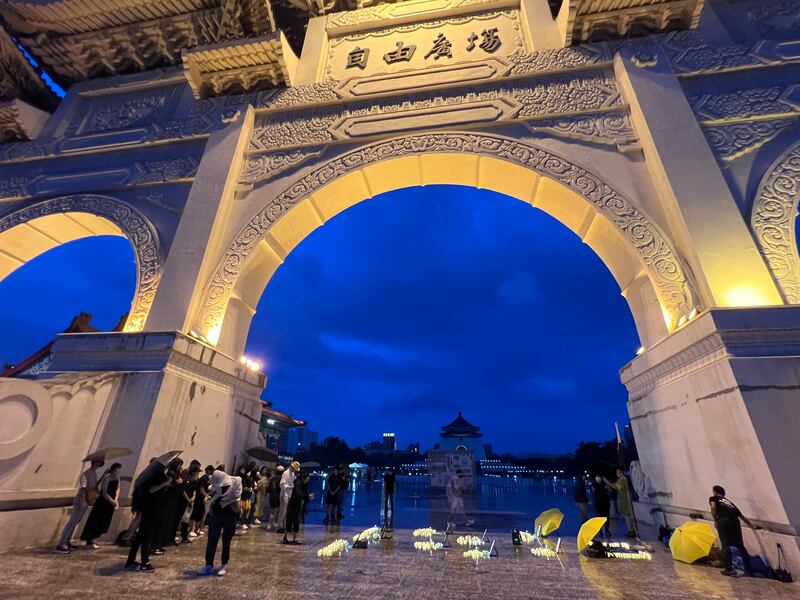雖然現場不時下起大雨，但仍有約50人流水式到現場參與悼念。（淳音攝）