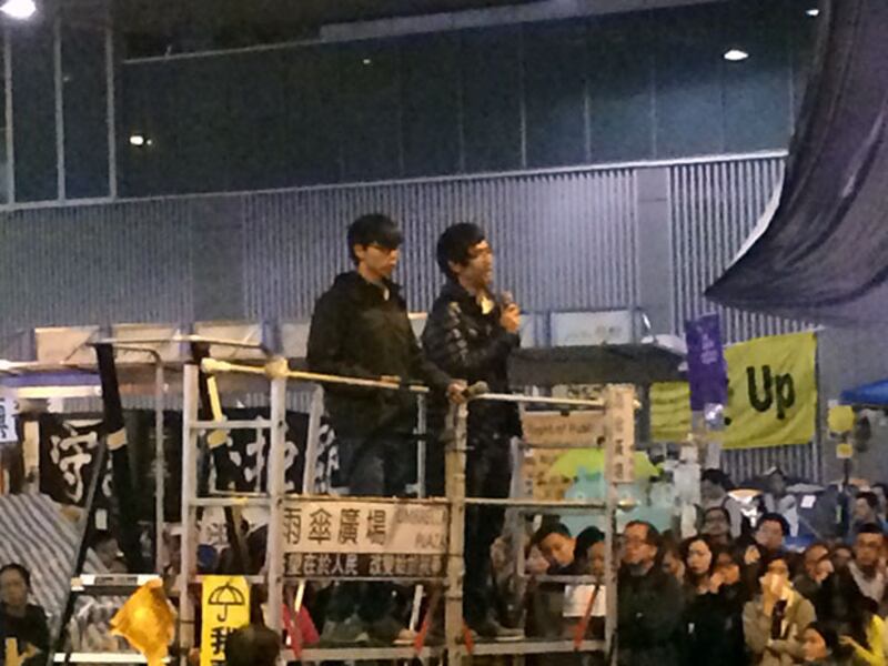 2014年12月9日，學生在參與佔領行動中，重新反思六四的意義。圖為中學生組織“學民思潮”召集人黃之峰(左)，及大專生組織“學聯”前秘長周永康(右)。(粵語部文宇晴 攝) 