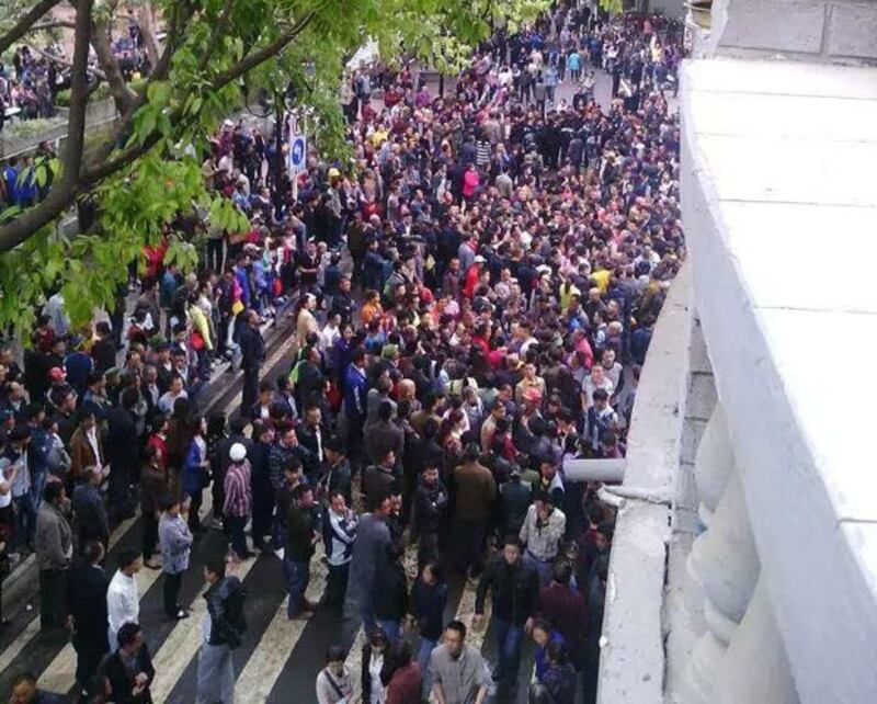 2015年4月23日,數千重慶石柱縣的市民聚集,把縣政府外的道路都堵塞。(目擊者提供)