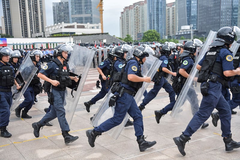 2019年8月6日,香港示威冲突愈演愈烈之际,中国深圳警方在与香港一海之隔的深圳湾口岸附近,举行了一场声势浩大的反恐防暴演习。(法新社)