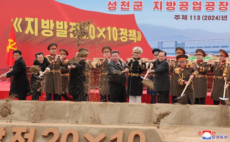 평안남도 성천군 지방공업공장 건설 착공식 모습.