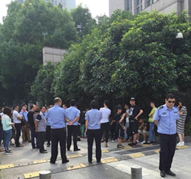 2015年5月25日,多名警察於市政府外鎮壓,5名商戶被抓進市政府內打傷後,於當天釋放出來。(相片由目擊者提供)