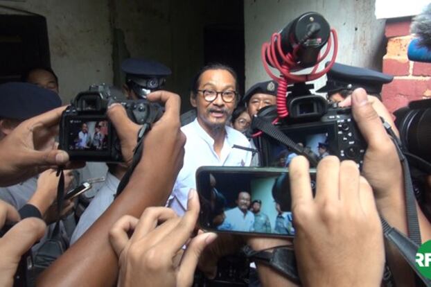 တပ်မတော်က အမှုဖွင့်လို့ ဖမ်းဆီးတရားစွဲခံထားရတဲ့ ဒါရိုက်တာ မင်းထင်ကိုကိုကြီးကို အင်းစိန်မြို့နယ် တရားရုံးမှာ ၂ဝ၁၉ သြဂုတ် ၂၉ ရက်နေ့က တွေ့ရစဉ်