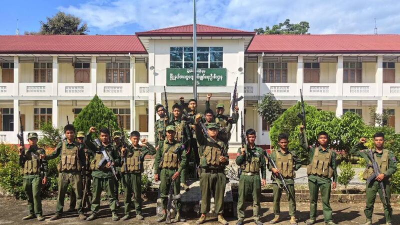 သိန္နီမြို့နယ်အတွင်းရှိ ထွေအုပ်ရုံးကို MNDAA ပူးပေါင်းအဖွဲ့ ၂၀၂၃ ခုနှစ် အောက်တိုဘာလ ၃၀ ရက်နေ့က တိုက်ခိုက်သိမ်းပိုက်ခဲ့စဉ်။ (Photo: The Kokang)