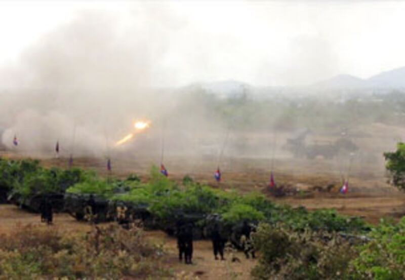 សមយុទ្ធបាញ់គ្រាប់ពិតនៅស្រុកភ្នំស្រួច ខេត្តកំពង់ស្ពឺ កាលពីព្រឹកថ្ងៃ២ មេសា ឆ្នាំ២០១៣។