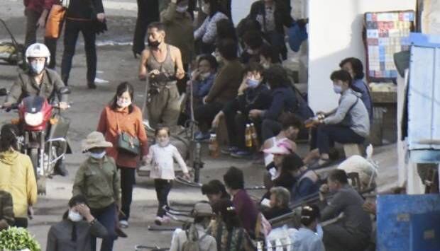 북한 양강도 혜산시의 장마당에 마스크를 쓴 이들이 분주하게 오가고 있다. 중국 지린(吉林)성 창바이(長白)조선족자치현에서 촬영.