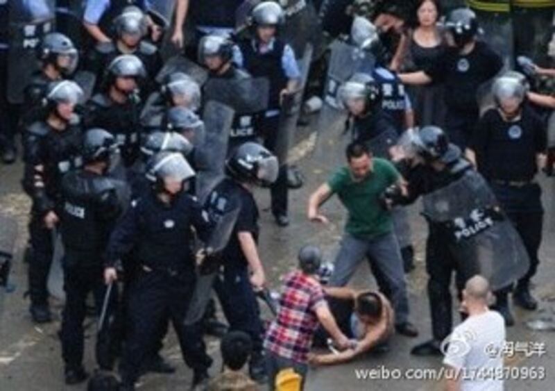 图片: 警察与民众发生冲突。 (新浪微博/中国茉莉花革命网)