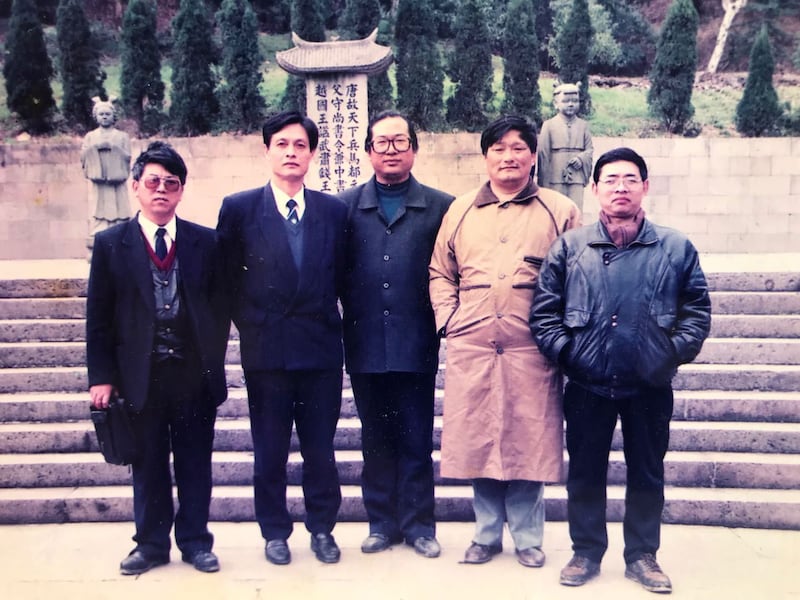今年逃离中国抵达美国的朱虞夫表示,这张照片是1999年2月中国民主党成立初期,志同道合伙伴们的合影。自左至右:吕耿松丶江棋生丶朱虞夫丶王东海丶祝正明。