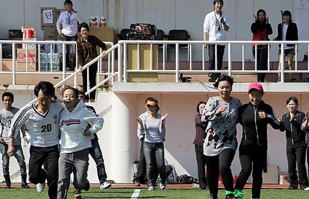 부산동주대학 잔디구장에서 열린 새터민들의 체육행사 모습.