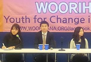 풍선 보내기 등을 통한 북한으로의 외부 정보 유입은 북한의 급격한 사회변화를 이룰 수 있다고 말하는 강철환 대표(왼쪽서 2번째).