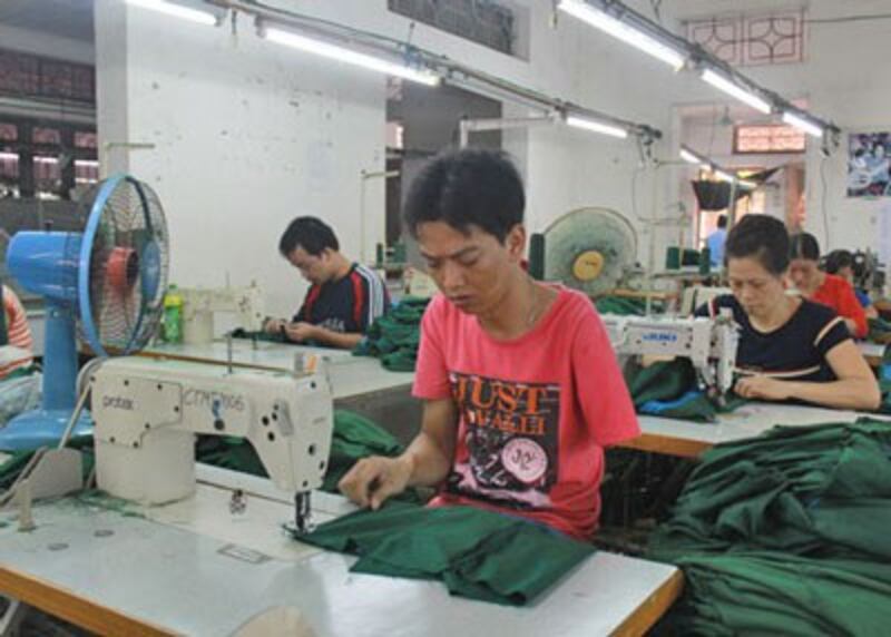 Người khuyết tật làm việc tại một xưởng may (baobacninh- online)