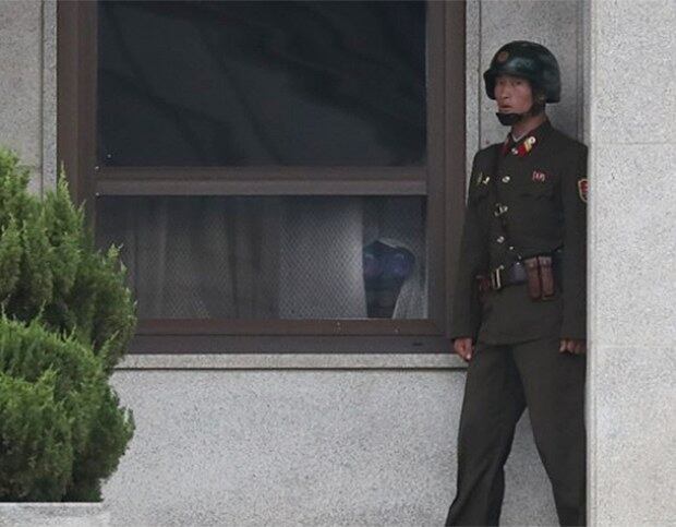북한 노동당 창건기념일인 10일 판문점에서 북한 경비병이 남측을 바라보고 있다. 