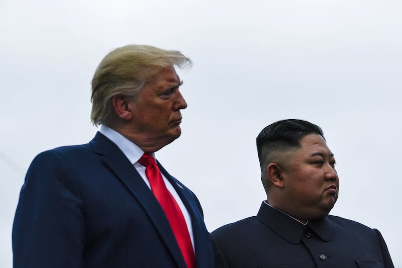 2019년 6월, 도널드 트럼프 미국 대통령과 김정은 북한 국무위원장이 판문점 공동경비구역(JSA) 내 군사분계선(MDL) 남측에서 나란히 서 있다.