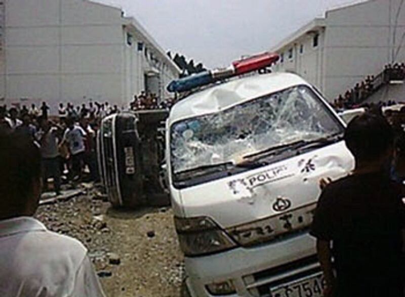 示威村民推翻警車。(網友提供)