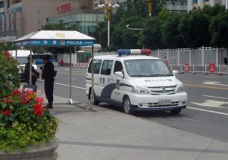 图片:乌鲁木齐街头,特警持枪戒备(市民提供)
