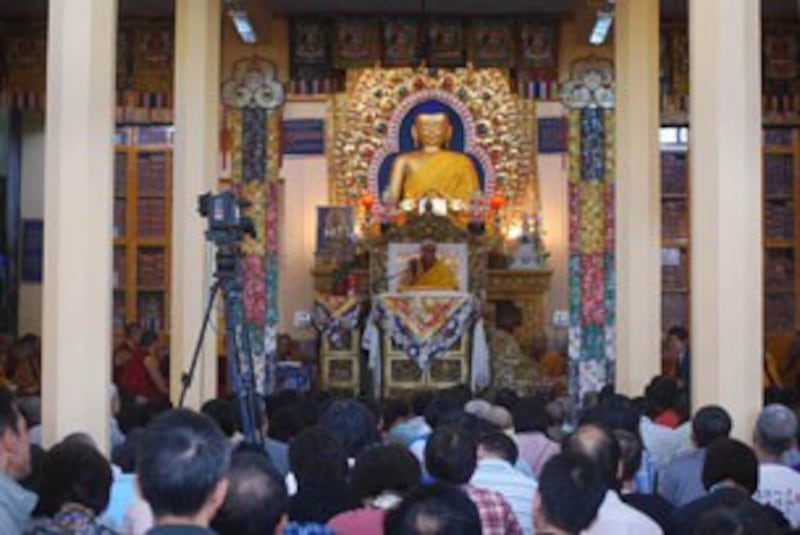 图片：上千华人信众10月1日聆听达赖喇嘛传法。（记者丹珍拍摄）