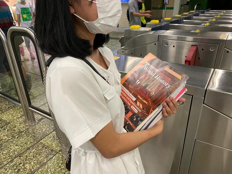 今年升讀中五的陳同學，擔心面授課時間少會影響文憑試成績。（董舒悅 攝）