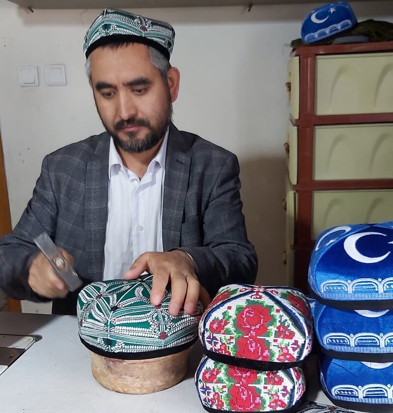 يۇرتى خوتەندىن سودا قىلىش ئۈچۈن تۈركىيەگە چىقىپ ئولتۇراقلىشىپ قالغان مۇھەممەت ئۇبۇلھەسەن ئەپەندى دوپپا تىكمەكتە. 2023-يىلى ئاپرېل.