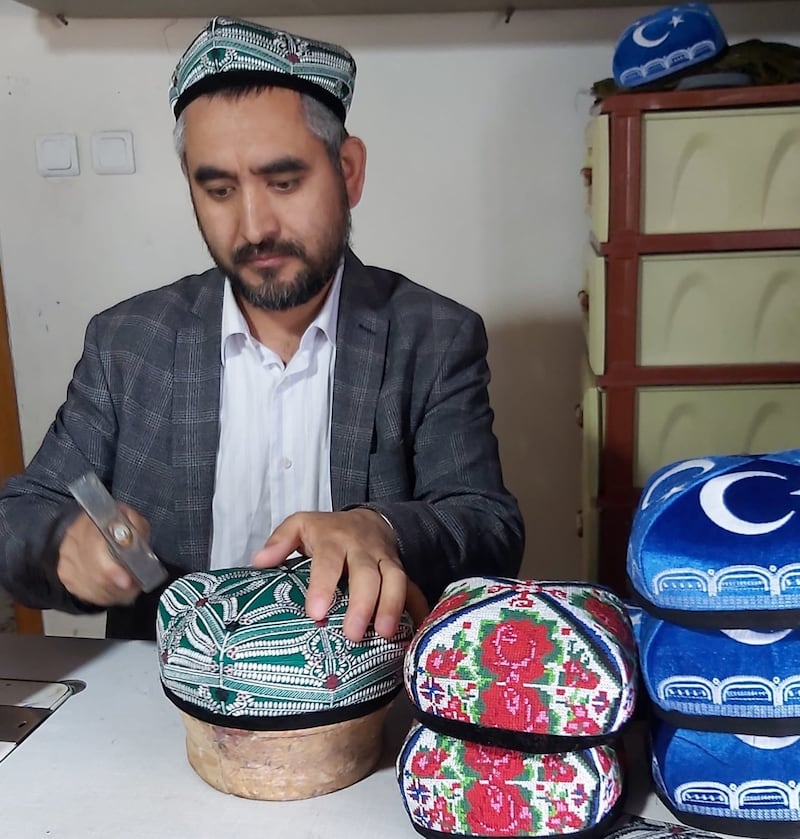 يۇرتى خوتەندىن سودا قىلىش ئۈچۈن تۈركىيەگە چىقىپ ئولتۇراقلىشىپ قالغان مۇھەممەت ئۇبۇلھەسەن ئەپەندى دوپپا تىكمەكتە. 2023-يىلى ئاپرېل.
