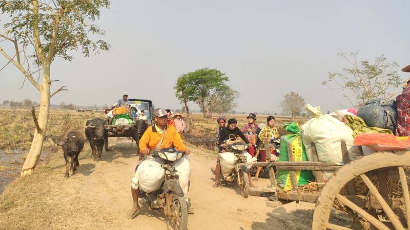 စစ်ကောင်စီစစ်ကြောင်းများကြောင့် ထွက်ပြေးတိမ်းရှောင်နေရသည့် ခင်ဦးမြို့နယ် အနောက်ဘက်ခြမ်းရွာများမှ ဒေသခံများအား ၂၀၂၃ ခုနှစ်၊ မတ်လ ၂ ရက်နေ့က တွေ့ရစဉ်။ (Photo: Citizen Journalist)