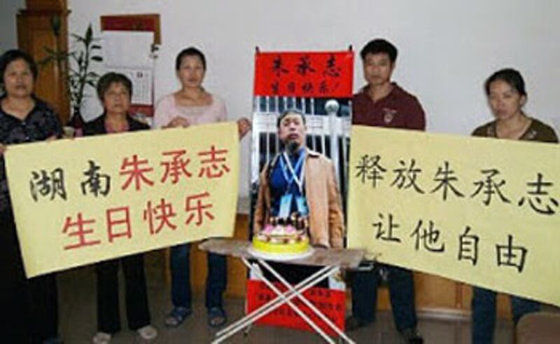 福建網友響應呼籲，燃點蠟燭，為朱承志慶生，祝福他早日獲釋。（吳華英提供）