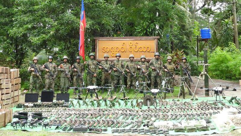 သံတွဲအခြေစိုက် ခလရ (၅၅) ကို သိမ်းပိုက်ပြီးနောက် သိမ်းဆည်းရရှိခဲ့သည့် လက်နက်ခဲယမ်းနှင့် စစ်အသုံးအဆောင်ပစ္စည်းများနှင့်အတူ အာရက္ခတပ်တော် တပ်ဖွဲ့ဝင်များအား ၂၀၂၄ ခုနှစ်၊ ဇူလိုင်လ ၁၀ ရက်နေ့တွင် တွေ့ရစဉ်။ (Photo: Telegram/ AA Info Desk)