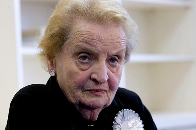 美国前国务卿奥尔布赖特(Madeleine Albright)在听证会上表示,美中关系复杂,两国在军事、科技等议题上毫无疑问地是对手关系。(美联社资料图)