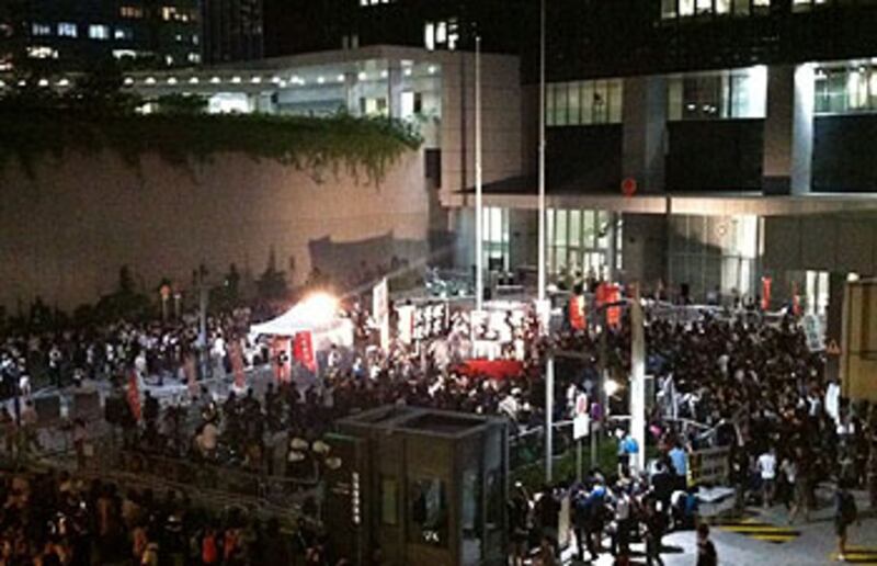 2012年10月17日,支持及反對推行國教科的團體,一同位於立法會外的廣場上設置講台進行集會。(粵語部記者林靜攝)